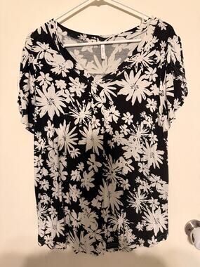 Bestbee Women’s XL Black & White Floral V-Neck Flutter Sleeve Top